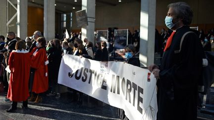 Des avocats de l'UJA (Union des Jeunes Avocats), en grève, tiennent une banderole sur laquelle on peut lire "Justice morte", à Toulouse le 15 décembre 2021.&nbsp; (ALAIN PITTON / NURPHOTO / AFP)