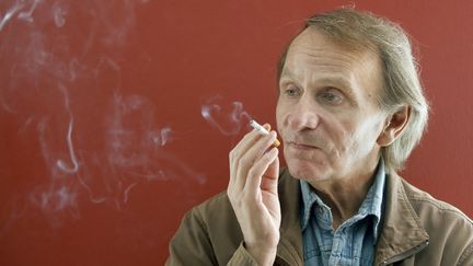 L'&eacute;crivain Michel Houellebecq pose avec une cigarette pendant la promotion de son roman Soumission, le 28 avril 2015 &agrave; Barcelone (Espagne). (ANDREU DALMAU / EFE)