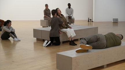 "Récital pour un masseur", performance du plasticien Tal Isaac Hadad au MAC de Lyon&nbsp; (PHOTO MAXIME JEGAT / MAXPPP)