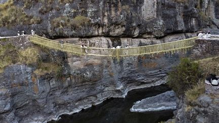 Le pont Q'eswachaka, au Pérou, en rénovation. (CHRISTIAN SIERRA / AFP)