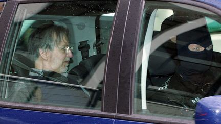 &nbsp;Michel Fourniret dans une voiture de police, le 27 mai 2008, à Charleville-Mézières (Ardennes). (FRANCOIS NASCIMBENI / AFP)