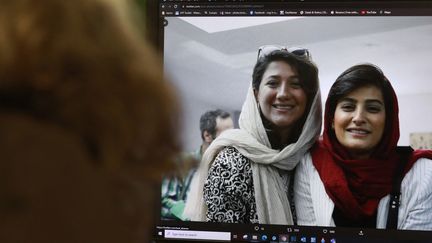 Les journalistes iraniennes Niloofar Hamedi et Elaheh Mohammadi, ici sur une photo publiée sur Twitter en novembre 2022, ont été arrêtées après avoir couvert la mort de Mahsa Amini en Iran. (CHRISTINA ASSI / AFP)