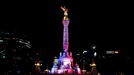 L'Ange de l'Indépendance, construit pour célébrer le centenaire de l'indépendance du Mexique, est lui en bleu-blanc-rouge. (TOMAS BRAVO / REUTERS)