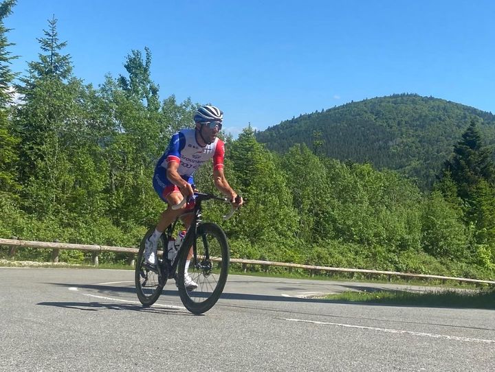 Thibaut Pinot l'avoue : "En Franche-Comté, les entraînements sont parfois difficiles. Mais j'ai besoin aussi de souffrir à l'entraînement (...) pour prendre du plaisir ensuite quand il va faire beau." (FANNY LECHEVESTRIER / RADIO FRANCE)