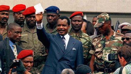 25 octobre 1997: Denis Sassou Nguesso quitte le Parlement après avoir prêté serment comme nouveau président de la République du Congo. (Reuters)