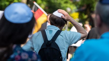 Un homme participe à une marche contre l'antisémitisme, lors de la "journée de la kippa", le 14 mai 2018, à Hambourg (Allemagne). (DANIEL BOCKWOLDT / DPA / AFP)