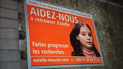 Une affiche montrant le visage d'Estelle Mouzin, affichée le 15 mars 2003 à Paris, peu après la disparition d'Estelle. (CBA / AFP)