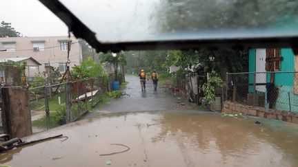 Des secouristes interviennent à Porto Rico, après le passage de l'ouragan Irma, le 6 septembre 2017.&nbsp; (RICARDO ARDUENGO / AFP)