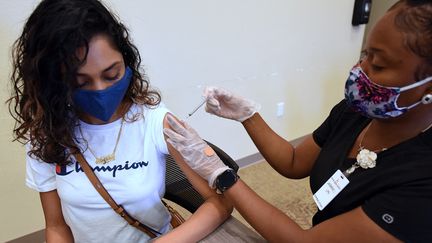 Une jeune femme reçoit une dose du vaccin Pfizer-BioNTech à Clermont, en Floride (Etats-Unis), le 14 avril 2021.&nbsp; (PAUL HENNESSY / NURPHOTO / AFP)