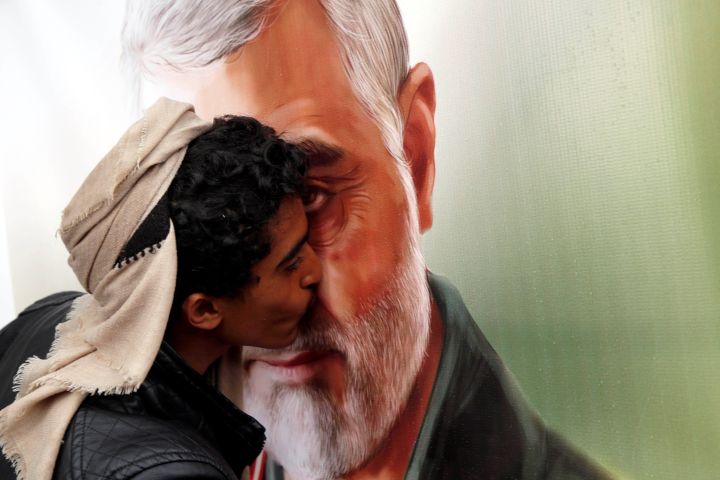 Un Houti embrassant un portrait de Qassem Soleimani,&nbsp;tué en Irak par l'armée américaine, le 6 janvier 2020, à Sanaa (Yémen).&nbsp; (MOHAMMED HAMOUD / ANADOLU AGENCY)