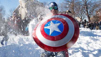 Et c'est sous un grand soleil que s'est déroulée la traditionnelle bataille de boule de neige déguisée, qui suit chaque tempête de neige, à Washington. (NICHOLAS KAMM / AFP)