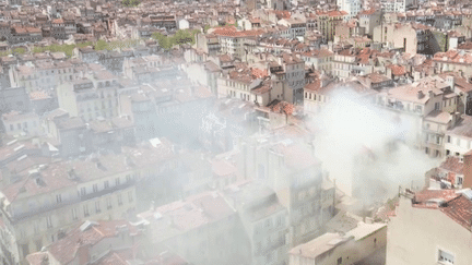 Le compte à rebours se poursuit, dans la soirée de dimanche 9 avril, pour tenter de retrouver des survivants dans les décombres de l’immeuble du 17, rue Tivoli, à Marseille. Une explosion a entraîné l’effondrement d’un immeuble, puis de deux autres bâtiments. (France 2)