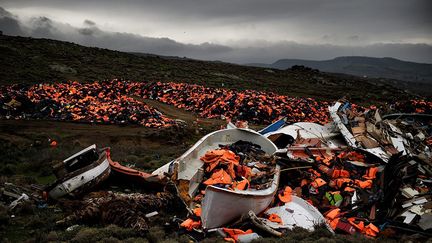 Pendant près d’un an, les médias du monde entier ont eu les yeux braqués sur l’île grecque de Lesbos, en mer Egée, une île de seulement 85.000 habitants où plus d’un demi-million de réfugiés et migrants ont débarqué. Beaucoup se sont noyés avant d’achever leur voyage, et pour les autres, impossible de faire marche arrière car il ne leur reste plus rien dans leur pays natal. «J’ai couvert la guerre en Syrie. J’ai assisté à la mort d’enfants et de bébés. La situation ici est tout aussi dure sur le plan émotionnel, si ce n’est pire. Voir des bébés et des enfants mourir à leur arrivée, des corps noyés qui s’échouent sur les côtes de mon pays, un Etat de l’Union européenne, après que ces gens ont fui la guerre, ce n’est pas facile à gérer pour moi», raconte le photographe à Marion Mertens («Paris Match»).  (Aris Messinis)