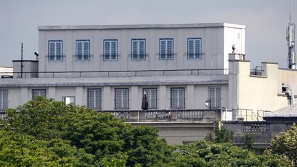 Le toit de l'ambassade am&eacute;ricaine, &agrave; Paris, le 24 juin 2015.&nbsp; (BERTRAND GUAY / AFP)