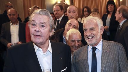 Alain Delon et Jean-Paul Belmondo à la remise du prix du Quai des Orfèvres, le 15 novembre 2016. (JACQUES DEMARTHON / AFP)