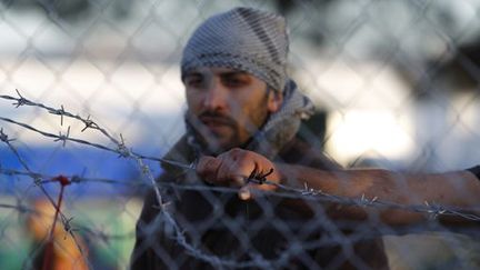 Des réfugiés attendent de traverser le frontière entre la Macédoine et la Grèce près de Gevgelija (Macédoine) le 30 novembre 2015. (REUTERS - Ognen Teofilovski)