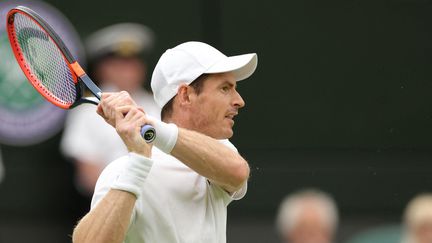 Andy Murray défie le numéro 5 mondial Stefanos Tsitsipas, lors du deuxième tour de Wimbledon, le 6 juillet 2023. (TETSU JOKO / AFP)