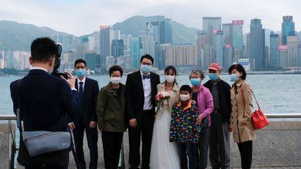 Des mariés prennent la pose à Hong Kong (Chine), le 24 février 2020. (TYRONE SIU / REUTERS)