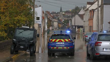 Une voiture de gendarmerie dans une rue inondée d'Isques (Pas-de-Calais), le 10 novembre 2023. (DENIS CHARLET / AFP)