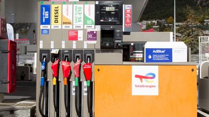 Une station-service du groupe TotalEnergies, le 10 octobre 2022, à Briancon (Hautes-Alpes).&nbsp; (THIBAUT DURAND / HANS LUCAS / AFP)