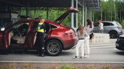 Une représentante des douanes finlandaises contrôle une voiture russe à Nuijamaa (Finlande), le 28 juillet 2022. (ALESSANDRO RAMPAZZO / AFP)