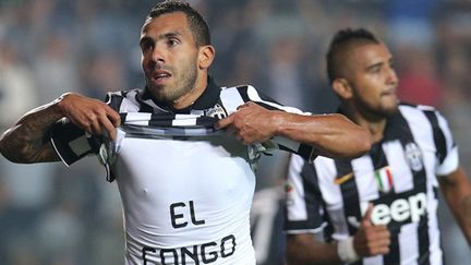 Le Turinois Carlos Tevez avec son coéquipier Arturo Vidal derrière lui