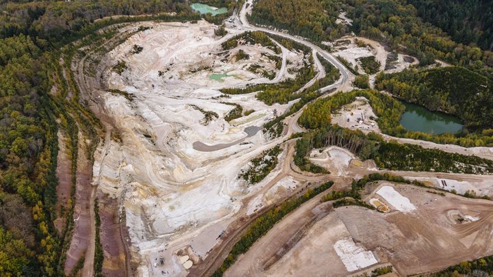 La carrière de Beauvoir dans l’Allier, actuellement exploitée pour ses ressources en kaolin, pourrait être le lieu d’implantation d’une mine de lithium. (GUY CHRISTIAN / HEMIS.FR / AFP)