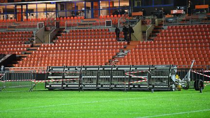 Un matériel pour entretenir la pelouse est&nbsp;tombé sur le jardinier&nbsp;du stade de la Moustoir à Lorient, le 20 décembre 2020. (NICOLAS CREACH / MAXPPP)