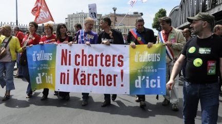 Manifestants opposés à la politique d'immigration du gouvernement, à Paris, le 28 mai 2011 (AFP / Bertrand Guay)