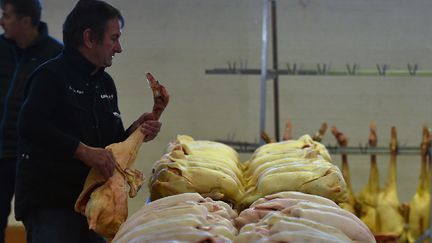 Des carcasses de canards à la foire de la volaille de Samatan, dans le Gers, le 6 novembre 2017. (PASCAL PAVANI / AFP)