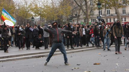 "Plusieurs dizaines d'individus cagoulés et masqués", ont visé les forces de l'ordre, dimanche 30 novembre 2015, place de la République, à Paris. (MUSTAFA SEVGI / ANADOLU AGENCY / AFP)