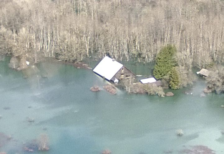 Le glissement de terrain a d&eacute;tourn&eacute; nle lit d'une rivi&egrave;re et inond&eacute; la communaut&eacute; d'Oso, dans l'Etat de Washington (Etats-Unis). ( REUTERS)