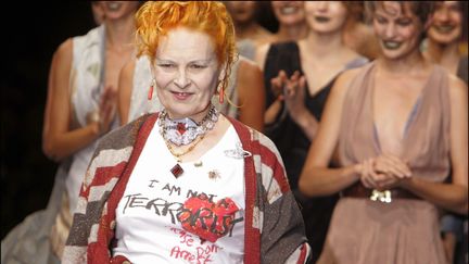 Vivienne Westwood pendant un défilé le 4 octobre 2005 à Paris. (POOL BASSIGNAC/BENAINOUS / GAMMA-RAPHO)