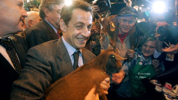 Nicolas Sarkozy, alors ministre de l'Int&eacute;rieur, tient un chevreau dans ses bras, au Salon de l'agriculture, &agrave; Paris, le 9 mars 2007. (DOMINIQUE FAGET / AFP)