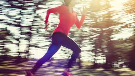 Pour les débutants, "le conseil probablement le plus important est d’être progressif en matière de course à pied", souligne Martin Ducret. (SANJERI / E+ / GETTY IMAGES)