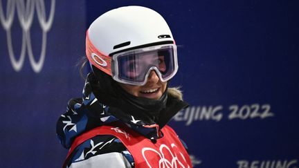 La Française Perrine Laffont se dirige vers la finale du ski de bosses féminin après sa deuxième place lors des qualifications aux JO de Pékin, le jeudi 3 février 2022. (MARCO BERTORELLO / AFP)