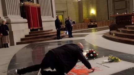 Capture d'écran de la vidéo montrant&nbsp;Enrique Tenreiro peindre la tombe de Franco, dans la basilique du mausolée de la&nbsp;"vallée de ceux qui sont tombés", à 50 km de Madrid (Espagne), le 31 octobre 2018.&nbsp; (EL PAIS / YOUTUBE)