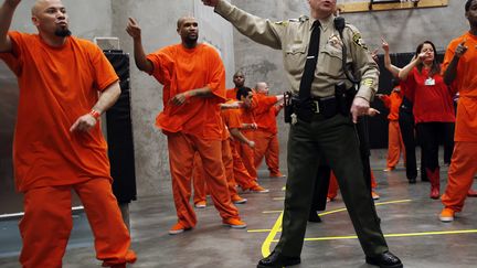 Le sh&eacute;riff de San Francisco (Californie) danse avec des d&eacute;tenus de la prison &agrave; l'occasion de l'&eacute;v&eacute;nement caritatif "One Billion Rising", le 14 f&eacute;vrier 2013. (STEPHEN LAM / REUTERS)