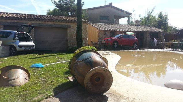 &nbsp; (Une résidence de Biot. Dans la cours, tout est sans dessus dessous © Radio France - Benjamin Chavin)