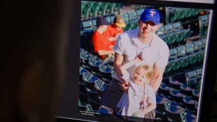 Robbie Parket et sa fille Emilie, victime de la tuerie de l'&eacute;cole Sandy Hook. Ce p&egrave;re a marqu&eacute; par son t&eacute;moignage poignant samedi 15 d&eacute;cembre 2012 et a accept&eacute; de diffuser des images de sa petite fille. (KAREN BLEIER / AFP)