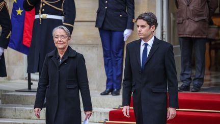 Passation de pouvoir entre Elisabeth Borne et Gabriel Attal, à l'hôtel de Matignon, à Paris, le 9 janvier 2024. (LUC NOBOUT / MAXPPP)