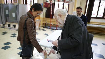 La candidate de Lutte ouvrière, Nathalie Arthaud, vote à Pantin (Seine-Saint-Denis), le 23 avril 2017. (BENJAMIN CREMEL / AFP)