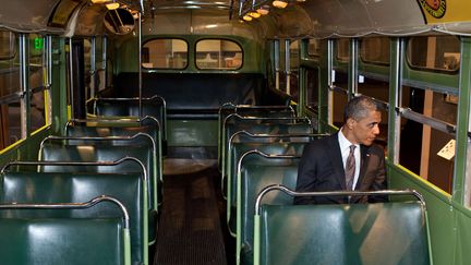 Le pr&eacute;sident am&eacute;ricain Barack Obama est assis dans le c&eacute;l&egrave;bre bus de Rosa Parks expos&eacute; au mus&eacute;e Henry Ford &agrave; Dearborn (Michigan), le 18 avril 2012. (THE WHITE HOUSE / GETTY IMAGES)