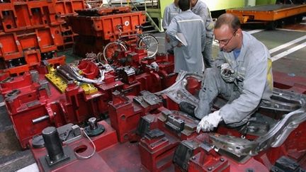 Un salarié travaille sur un moule d'emboutissage dans l'usine Renault de Douai (3/09/2004). (AFP - Philippe Huguen)