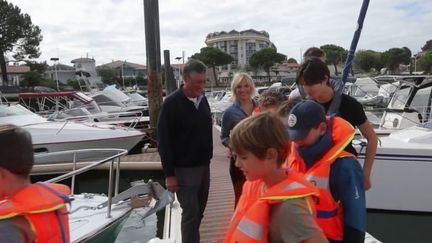 Environnement : des retraités initient les enfants à la pêche pour leur apprendre à préserver l’écosystème