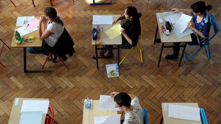 Des &eacute;l&egrave;ves passent l'&eacute;preuve de philosophie du baccalaur&eacute;at, le 18 juin 2012 au lyc&eacute;e Pasteur, &agrave; Paris. (FREDERICK FLORIN / AFP)