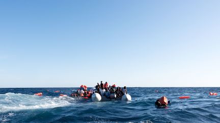 Image d'illustration. 27 janvier 2018, des migrants secourus en mer par l'association SOS&nbsp;Mediterranée. (LAURIN SCHMID/SOS MEDITERRANEE / PICTURE ALLIANCE)