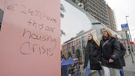 Un graffiti dans les rues de Dublin dénonçant la crise des loyers. "2 400 € par mois, voici notre crise immobilière" (NIALL CARSON / MAXPPP)