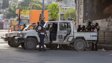 Des policiers déployés lors d'affrontements avec des gangs armés, le 13 novembre 2024 à Port-au-Prince (Haïti). (GUERINAULT LOUIS / ANADOLU / AFP)