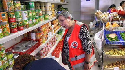 &nbsp; (Une bénévole de la Croix-Rouge dans une épicerie sociale et solidaire à Frontignan.  © Alex Baillaud/IP3 Press/MaxPPP)